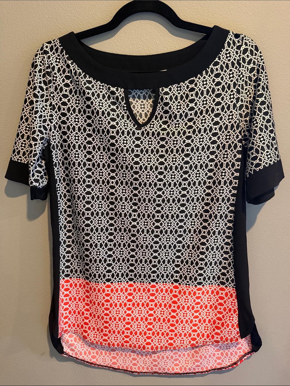 PerSeption Concept Black, White & Coral/Red Short Sleeve Patterned Top